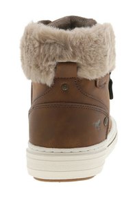 Botte cheville en cuir marron avec un tour de faux fur, semelle en caoutchouc blanc et accents métalliques décoratifs. L'arrière présente un détail de logo.