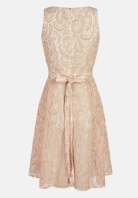 Spitzenkleid in zartem Pfirsichton mit tailliertem Oberteil, ausgestelltem Rock und einem Stoffgürtel, der in der Taille gebunden ist. Filigranes florales Spitzenmuster.