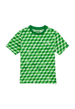 Grünes T-Shirt mit kurzen Ärmeln aus Baumwolle, das ein 3D-Würfelmuster mit verschiedenen Grüntönen und dem Text „BAD BOYS“ in einer wiederholten Anordnung zeigt.