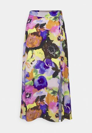 Długa spódnica z żywym, akwarelowym wzorem kwiatowym w odcieniach fioletu, żółci, zieleni, pomarańczy i różu na jasnym tle.