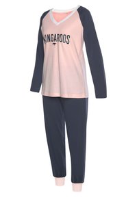 Rosa und marineblaues Schlafanzugset mit einem V-Ausschnitt-Oberteil, das lange Ärmel hat und mit dem Wort "Kängurus" bedruckt ist. Die Hose ist marineblau mit rosa Bündchen.