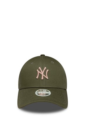 Olivgrüne verstellbare Baseballkappe mit hellrosa gesticktem NY-Logo und genähten Belüftungsösen oben.