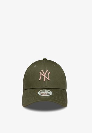 Gorra de béisbol ajustable de color verde olivo con logo NY bordado en rosa claro y ojales de ventilación cosidos en la parte superior.
