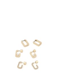 Tre paia di orecchini in tonalità oro: due forme geometriche, uno decorato con una perla e l'altro con dettagli in strass. Tutti presentano chiusure a perno.