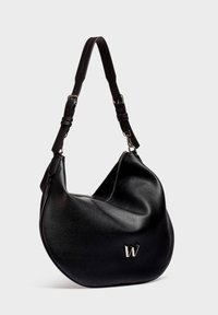 Czarna skórzana torba na ramię w kształcie półksiężyca z regulowanym paskiem i srebrnym logo "W" z przodu na szarym tle.
