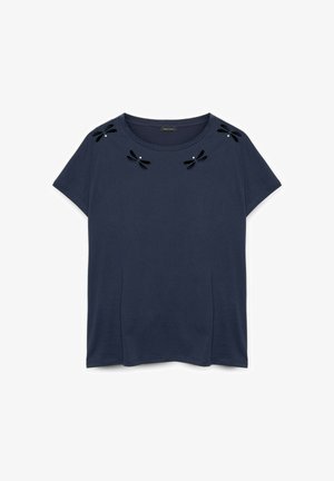 Navy blauwe t-shirt van zachte katoen, met een ronde hals en korte mouwen, versierd met zwarte libelle applicaties en parels.