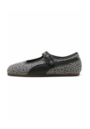 Chaussure plate grise avec taches léopard noires, bande latérale noire et bride réglable avec boucle sur fond blanc.