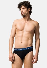 Czarne męskie slipy z miękkiego materiału, z niebieskim pasem w talii z powtarzającym się wzorem nazwy marki "LANČERTO" oraz dopasowanym krojem.