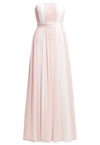 Robe longue bustier en tissu rose pâle et blanc, à texture plissée, avec une taille cintrée et une ceinture en satin lisse.