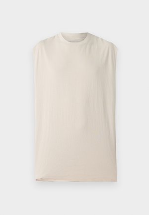 Μπλούζα χωρίς μανίκια σε μπεζ χρώμα με στρογγυλή λαιμόκοψη και βαμβακερό ύφασμα, με φαρδιά κάλυψη στους ώμους, παρουσιάζεται απλωμένη σε επίπεδη επιφάνεια με απλό λευκό φόντο.