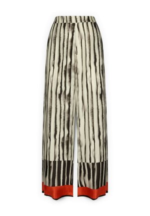 Bukser med vide ben med lodrette sort-hvide striber, udtværet mønster og bred rød kant forneden på en neutral baggrund.