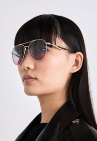 Non sélectionné, shiny rose gold-coloured