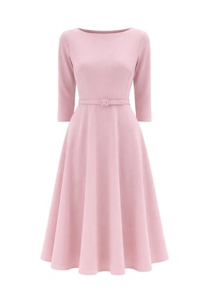 Abito a linea ad A di un rosa chiaro con maniche 3/4, scollo a barca, vita aderente e cintura sottile abbinata con fibbia quadrata.