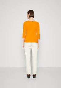 Tommy Hilfiger SLIM CODY BOAT - Pikkade varrukatega topp - rich ochre