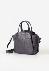 Borsa in pelle di colore viola scuro con doppi manici corti e tracolla removibile. Presenta una superficie testurizzata e una chiusura con zip.