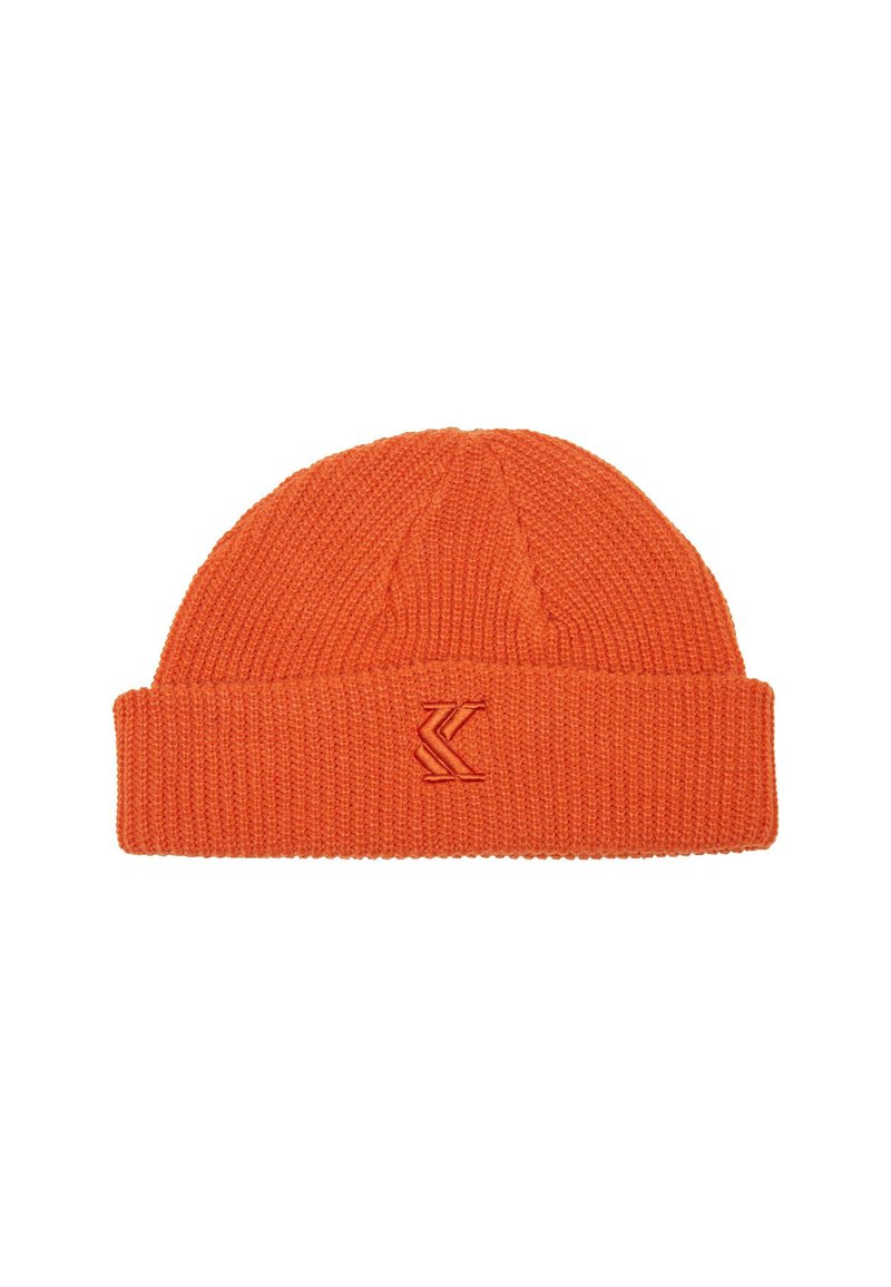 Oranž kaelakudumine, millel on sooniktekstuur, volditud äär ja esiküljel broderitud logo.