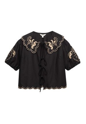 Zwarte blouse met korte mouwen en gegolfde randen, beige bloemrijke borduring op de kraag en mouwen, en sluitingen met strik aan de voorkant.