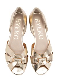 Złote sandały na otwartym czubku z krzyżującym się paskiem i ozdobą w formie kokardy. Gładkie, metaliczne wykończenie oraz wyściełana wkładka wewnętrzna.