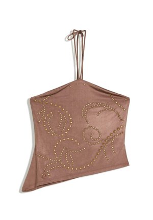 Barna aszimmetrikus halter felső vékony pántokkal, kis kerek arany szegecsekkel díszített, forgó mintákkal.