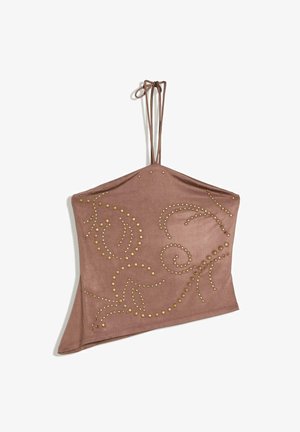 Barna aszimmetrikus halter felső vékony pántokkal, kis kerek arany szegecsekkel díszített, forgó mintákkal.