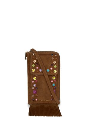 Bolso bandolera de ante marrón con tachuelas multicolores, adornos florales y geométricos, detalle de flecos en la parte inferior y cierre superior con cremallera.