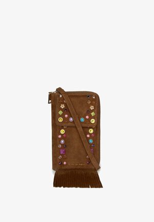 Bolso bandolera de ante marrón con tachuelas multicolores, adornos florales y geométricos, detalle de flecos en la parte inferior y cierre superior con cremallera.