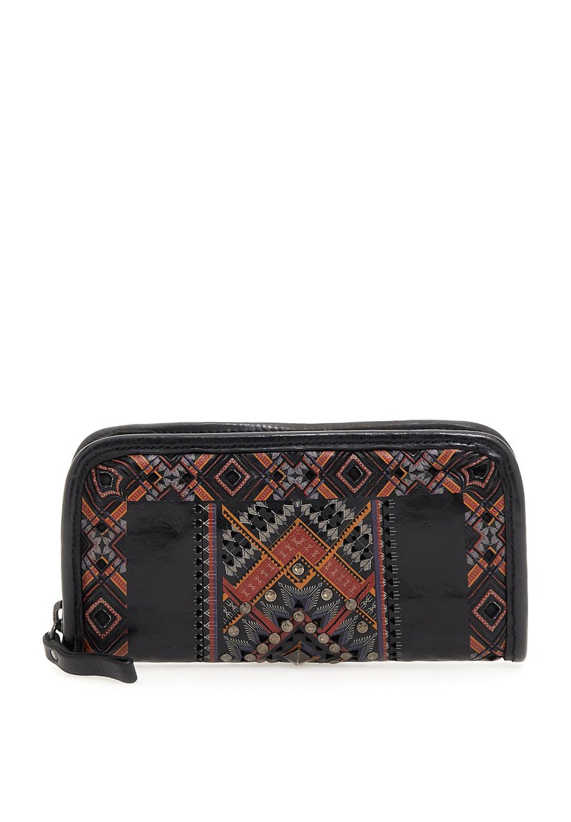 Portafoglio in pelle nera con ricami geometrici colorati, dettagli borchiati e chiusura con zip, caratterizzato da una finitura testurizzata.