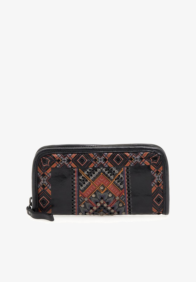Portafoglio in pelle nera con ricami geometrici colorati, dettagli borchiati e chiusura con zip, caratterizzato da una finitura testurizzata.