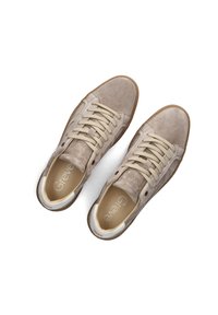 Beige Suede-Sneaker mit flachen cremefarbenen Schnürsenkeln, runder Zehenpartie und Gummisohle. Auffällige Markenkennzeichnung auf der Innensohle und kontrastierendes Fersen-Detail.