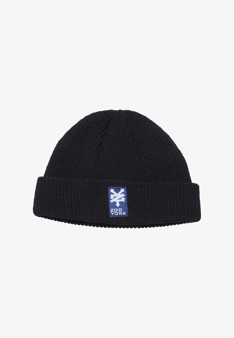 Must mustriba, ribidega ja volditud varrukaga musta värvi kudumismüts, millel on sinine ristkülikukujuline silt, millel on valged tähtedega kiri "ZOO YORK".