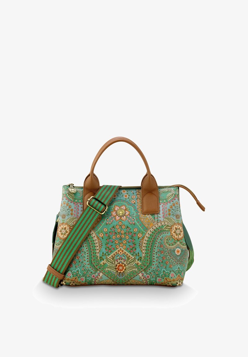 Grüne Handtasche mit floralem Muster, braunen Lederakzenten, doppelten Griffen und einem abnehmbaren gestreiften Schultergurt. Reißverschlussöffnung oben.