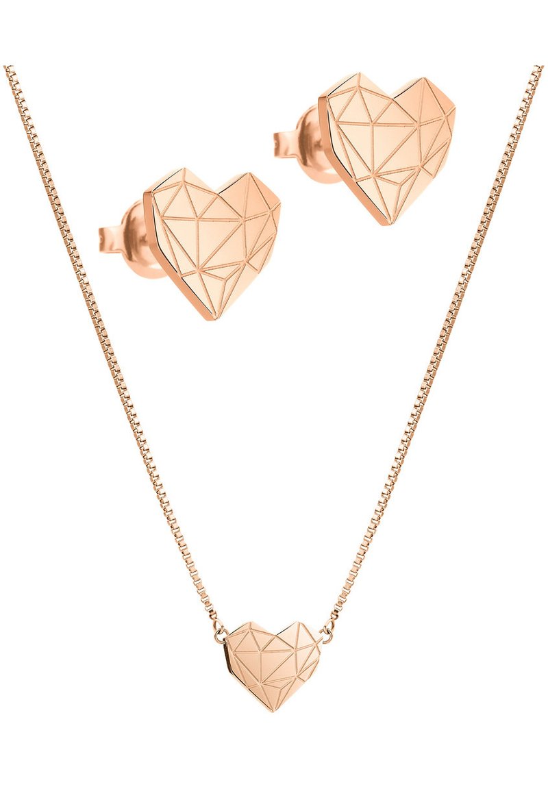 Roze gouden geometrische hart ketting en bijpassende stud oorbellen, met een facetteerontwerp en gladde textuur, aan een schakelketting.