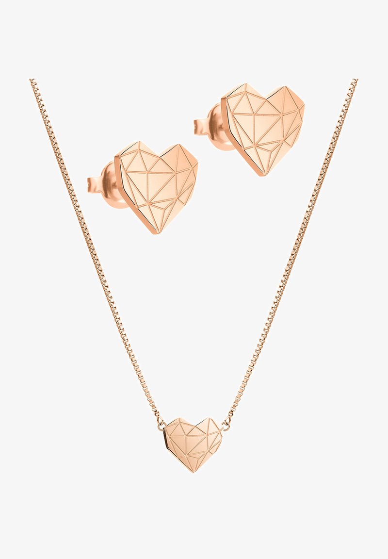 Halskette mit geometrischem Herz aus Roségold und passenden Ohrsteckern, die über ein facettiertes Design und eine glatte Oberfläche verfügen, an einer Kettenglieder-Halskette.