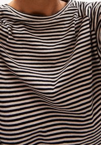 Niebiesko-kremowa bluzka w paski z okrągłym dekoltem, wykonana z miękkiej bawełny, z lekkim marszczeniem i gładką fakturą.