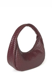 Bolso de cuero trenzado en burdeos oscuro, con forma curvada de hobo y una textura suave; cuenta con un cierre de cremallera y un asa estructurada.