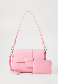 Roosa nahast käekott kaanega sulguriga ja kuldsete detailidega, millega kaasas sobiv rahakott, mõlemal minimalistlik disain.