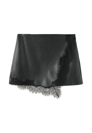 Minifalda de cuero negra asimétrica con ribete de encaje negro a lo largo del dobladillo y el lateral, con un diseño de encaje floral.