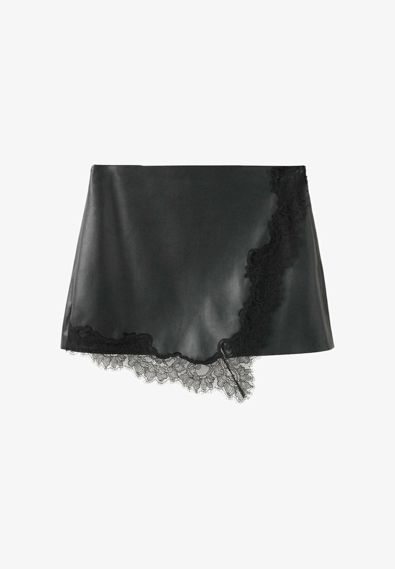 Mini-jupe asymétrique en cuir noir avec bordure en dentelle noire le long de l'ourlet et sur le côté, présentant un motif floral en dentelle.