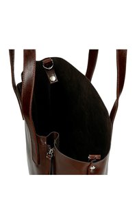 Hnědá kožená taška přes rameno s prostorným, otevřeným interiérem, vybavená tmavou látkovou podšívkou, patentním uzávěrem a boční kapsou na zip.