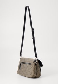 Borsa a spalla marrone e beige con motivo, tracolla in pelle nera, chiusura a zip superiore e tasca con zip frontale, caratterizzata da un design geometrico.