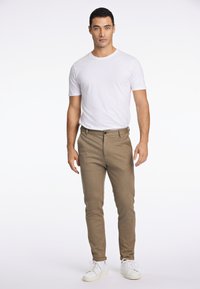 Lindbergh SUPERFLEX CROPPED  - Chino - deep sand mix