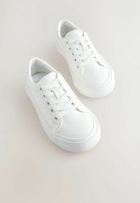 Sneakers din piele albă cu vârf rotund, șireturi plate și talpă din cauciuc. Prezintă un design minimalist și detalii de cusătură subtile.