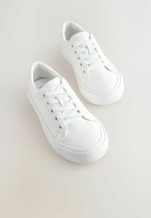 Vita lädersneakers med rund tå, platta snören och gummisula. Har en minimalistisk design och subtila sömnadsdetaljer.