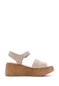 Sandales compensées en cuir beige avec une semelle plateforme épaisse, comprenant trois brides horizontales sur l'avant-pied et une bride de cheville ajustable.