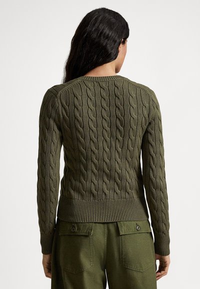 Πουλόβερ ελιάς πράσινο με πλέξη καλώδιο, με ριμπ τελείωμα και μανσέτες, που διαθέτει υφή μοτίβο και στρογγυλή λαιμόκοψη, σχεδιασμένο για εφαρμοστή εμφάνιση.