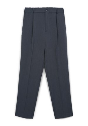 Pantalons habillés plissés gris foncé avec passants de ceinture, bouton sur le devant et fermeture éclair, posés à plat sur un fond blanc.