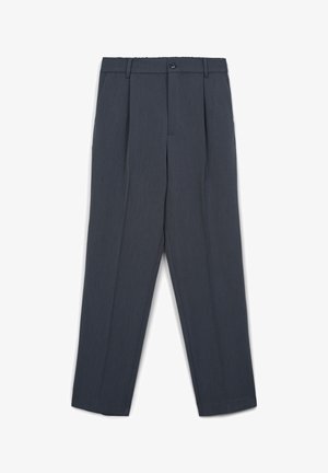 Pantaloni eleganti plissettati grigio scuro con passanti per cintura, bottone frontale e chiusura con cerniera, distesi su uno sfondo bianco.