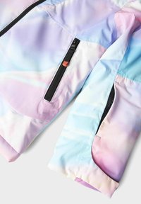 Krāsaina viegla jaka ar gradienta rakstu pasteļtoņos rozā un zilā krāsā, aprīkota ar divām rāvējslēdzēja kabatām un gludu tekstūru.