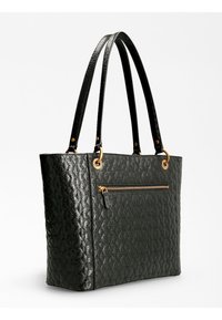 Sac fourre-tout noir texturé avec une poche zippée, doté de anses en cuir lisse et d'accents en métal doré. Forme rectangulaire, surface à motifs.