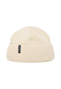 Strikket beanie i lys beige farve, ribbet tekstur med en ombukket kant. Har et lille sort label på siden med brandnavnet.
